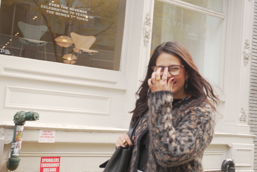 Annette riéndose, tapándose la cara con la mano