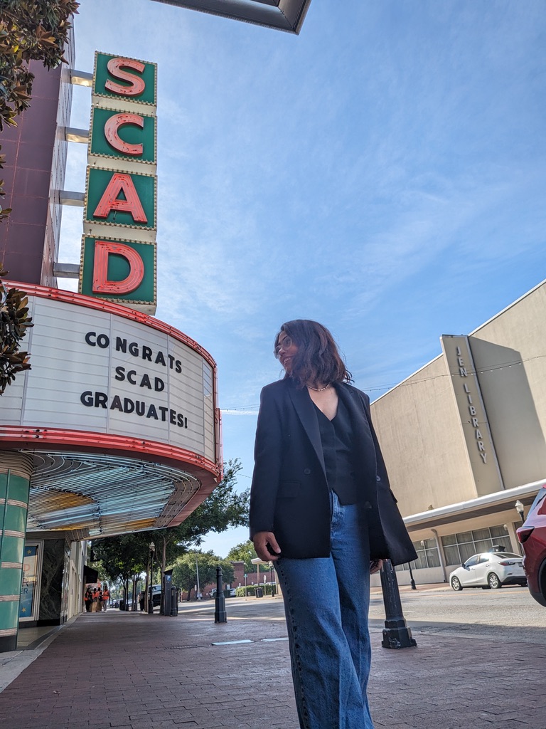 Annette frente al letrero de SCAD que dice Congrats SCAD Graduates