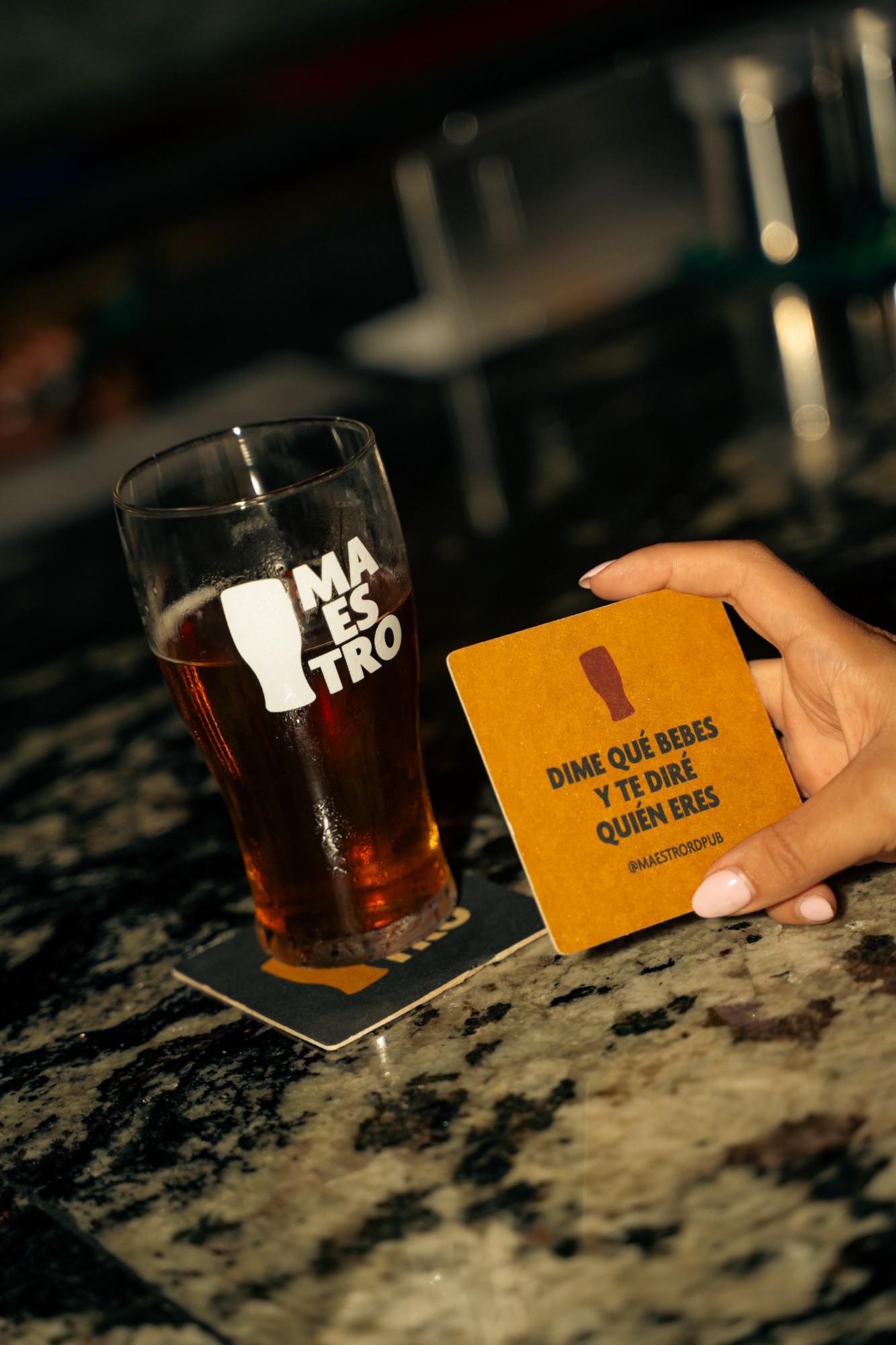 Vaso de Maestro junto a un posavasos que dice Dime qué bebes y te diré quién eres
