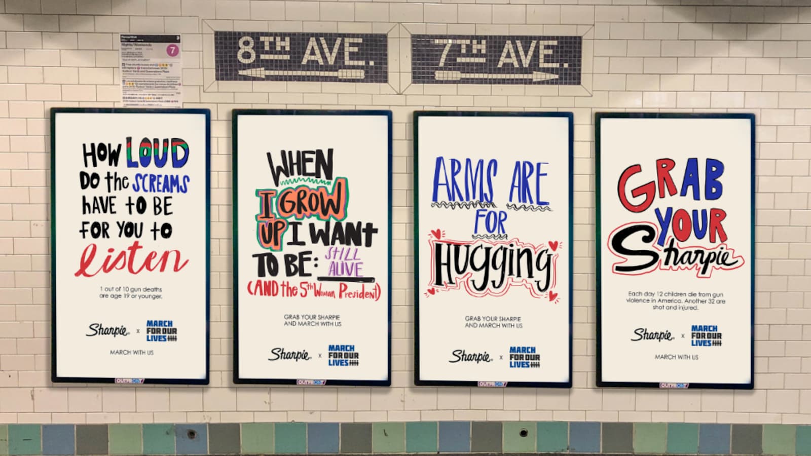 Cuatro afiches de la campaña Grab your Sharpie en una estación de metro